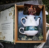 Kalau ini adalah suvenir akad nikah. Usai mengikuti prosesi akad yang digelar di Pendopo Agung Royal Ambarrukmo, tamu mendapat suvenir berupa cangkir dengan sentuhan hijau dan poci teh putih berlogo KE. (Foto: Pradita Utama/detikcom)