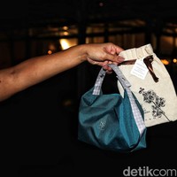 Pilihan lain adalah sebuah pouch atau tas kecil yang juga terdiri dari berbagai warna.  Dibuat oleh Ellinorline yang berbasis di Jakarta, produk tersebut disertai keterangan soal garansi seumur hidup. (Foto: Pradita Utama/detikcom)