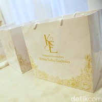 Untuk pengajian yang digelar di rumah Erina di Sleman, Yogyakarta, pada Kamis (8/12/2022), tamu mendapat sebuah buah tangan yang dikemas di dalam kantong putih berbahan kertas yang mengilap dan dihiasi tulisan KE, inisial sejoli tersebut. Isinya diketahui berupa AlQur-an. (Foto: Pradita Utama/detikcom)