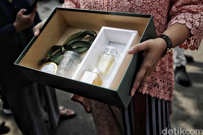 Seperti dikutip dari berbagai sumber, Novita menjelaskan bahwa suvenir pengajian terdiri dari empat benda, yakni air diffuser parfum, teh herbal, dan gelas custom-made yang dihiasi nama. (Foto: Pradita Utama/detikcom)