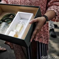 Seperti dikutip dari berbagai sumber, Novita menjelaskan bahwa suvenir pengajian terdiri dari empat benda, yakni air diffuser parfum, teh herbal, dan gelas custom-made yang dihiasi nama. (Foto: Pradita Utama/detikcom)