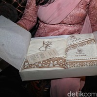 Sementara itu, handuk untuk tamu yang hadir sesi sore berwarna off-white. Tin, salah satu tamu sesi sore, mengaku senang mendapat suvenir tersebut apalagi setelah mengantre panjang saat masuk ke lokasi resepsi. Hampir dua jam berdiri di depan tadi. Hehe, kata Tin yang datang dari Semarang, Jawa Tengah. (Foto: Pradita Utama/detikcom)
