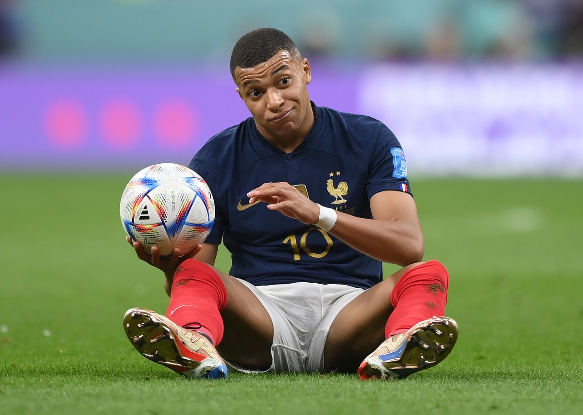 Kylian Mbappe dibuat keki Kyle Walker sebelum Prancis mengatasi Inggris di perempatfinal Piala Dunia 2022. (Foto: FIFA via Getty Images/Shaun Botterill - FIFA)