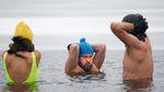 Lagi Badai Salju, Warga Polandia Malah Renang Pakai Bikini di Danau