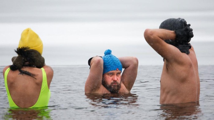 Lagi Diterjang Badai Salju, Warga Polandia Malah Renang di Danau Badai salju menerjang Polandia selama tiga hari. Sejumlah warga nekat berenang di danau memakai pakaian bikini dan boxer.