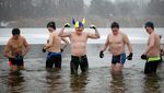 Lagi Badai Salju, Warga Polandia Malah Renang Pakai Bikini di Danau