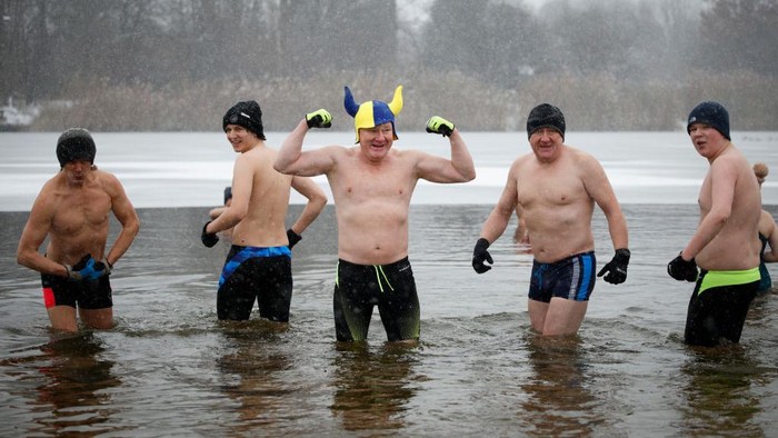 Lagi Diterjang Badai Salju, Warga Polandia Malah Renang di Danau Badai salju menerjang Polandia selama tiga hari. Sejumlah warga nekat berenang di danau memakai pakaian bikini dan boxer.