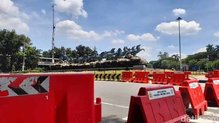 Lalu lintas di Patung Kuda menuju Istana Merdeka ditutup Senin (6/12/2022) siang ini karena ada demo massa.