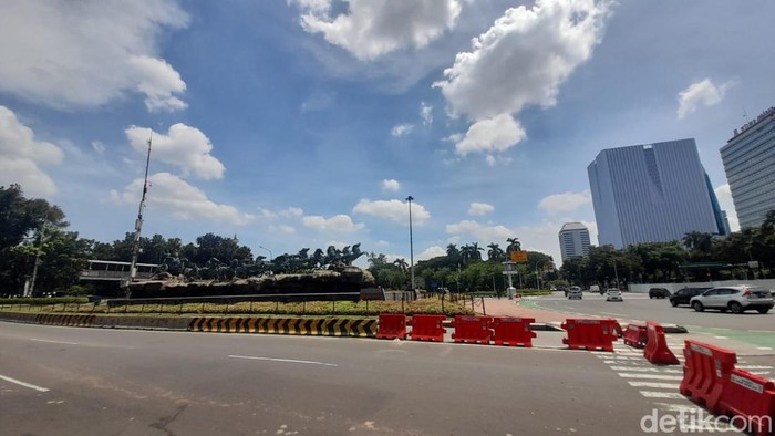 Lalu lintas di Patung Kuda menuju Istana Merdeka ditutup Senin (6/12/2022) siang ini karena ada demo massa.