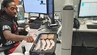 Seolah kantor miliknya sendiri, pria ini dengan santai memasak sosis dan bacon. Dirinya yang malas membeli makanan untuk makan siang nekat membawa peralatan masak yang lengkap. Foto: Bored Panda
