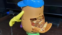 Tak ingin makanannya diminta, seorang bocah melakukan hal nekat menyembunyikan makanan. Pasta buatan ibunya dimasukkan ke dalam mainannya agar tak dilihat orang lain. Foto: Bored Panda