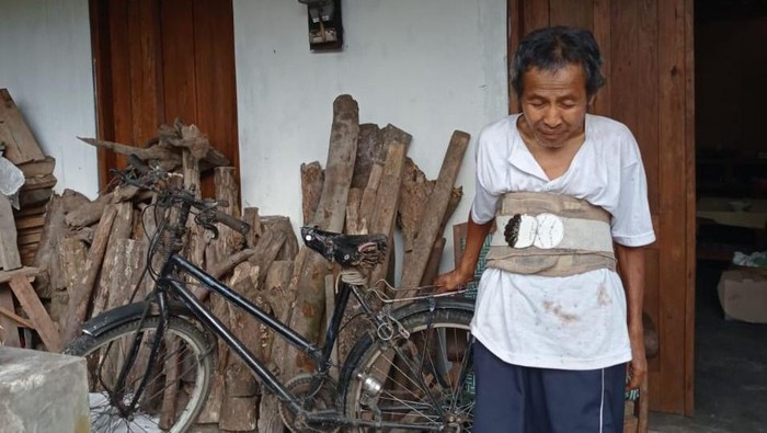 Kakek Slamet asal Yogyakarta menderita anemia akut. Meskipun sakit, ia tetap harus bekerja, mulai dari serabutan hingga membantu istri berjualan.