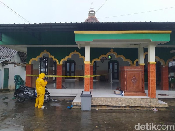 Masjid Al-Mahfudz di Dusun Krandan, Desa Kebonrejo, Kecamatan Salaman, Kabupaten Magelang, dipasangi garis polisi, Senin (12/12/2022).
