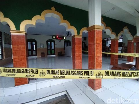 Masjid Al-Mahfudz di Dusun Krandan, Desa Kebonrejo, Kecamatan Salaman, Kabupaten Magelang, dipasangi garis polisi, Senin (12/12/2022).