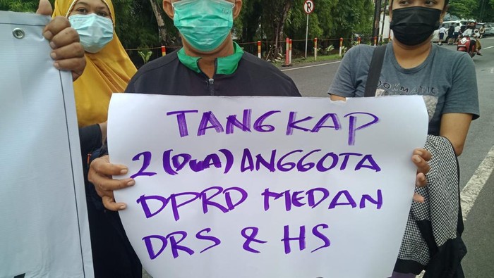 Massa meminta anggota DPRD Medan terlibat penganiayaan ditangkap. (Foto: Istimewa)