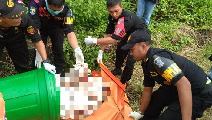 Mayat korban saat dikeluarkan dari dalam tong plastik