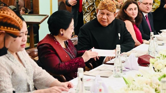 Megawati dan Prabowo satu meja saat tasyakuran pernikahan Kaesang dan Erina di Puro Mangkunegaran.