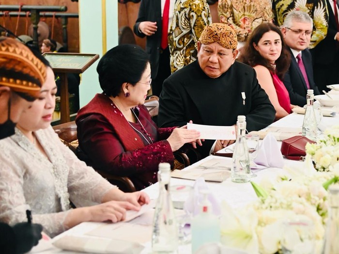 Megawati dan Prabowo satu meja saat tasyakuran pernikahan Kaesang dan Erina di Puro Mangkunegaran.