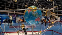 Pameran ini juga menampilkan seorang astronot yang ada di luar angkasa.
