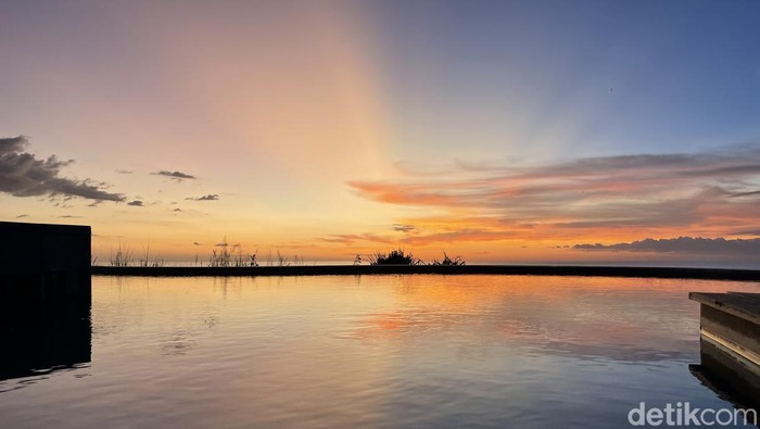 Menikmati Indahnya Senja di Pulau Sumba Pulau Sumba merupakan salah satu pulau indah di Nusa Tenggara Timur yang menyuguhkan senja-senja yang fenomenal. Ini salah satu potretnya, Jumat (9/12/2022).