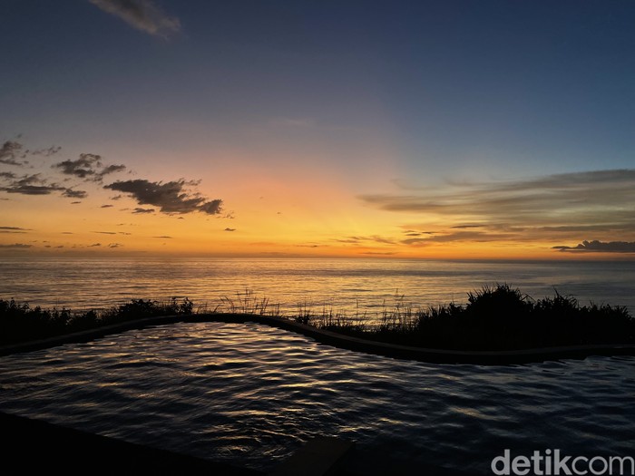 Pulau Sumba merupakan salah satu pulau indah di Nusa Tenggara Timur yang menyuguhkan senja-senja yang fenomenal. Ini salah satu potretnya, Jumat (9/12/2022).