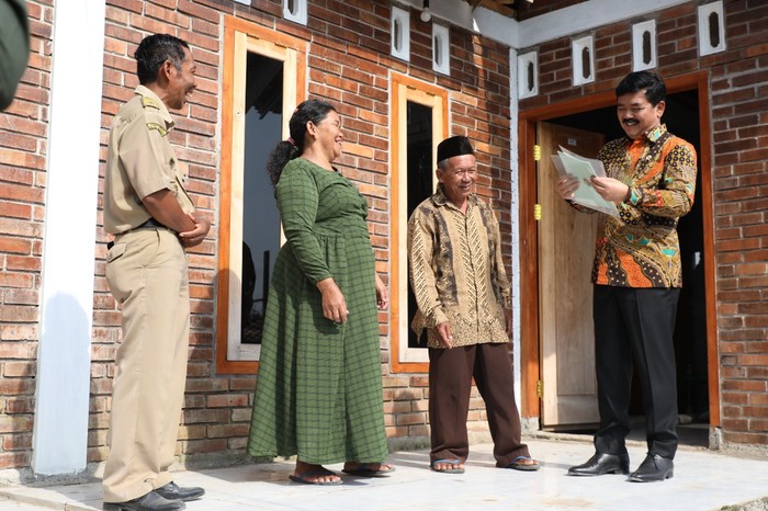Menteri ATR Serahkan Sertifikat Tanah