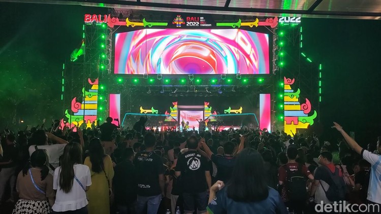 Meriah banget! DJ Soda Hadir di Penutupan Indonesia Esports Summit 2022 Indonesia Espots Summit 2022 dan IESF 14th World Esports Championships 2022 telah usai. Penutupannya dimeriahkan oleh DJ Soda.