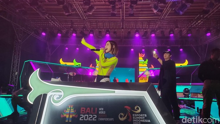 Meriah banget! DJ Soda Hadir di Penutupan Indonesia Esports Summit 2022 Indonesia Espots Summit 2022 dan IESF 14th World Esports Championships 2022 telah usai. Penutupannya dimeriahkan oleh DJ Soda.