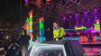 Namun kali ini sedikit berbeda, ia menggunakan pakaian yang dominan berwarna hijau. Foto: (Panji Saputro/detikINET).