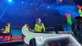 Bahkan ia pernah menggunakan kebaya ketika ketika tampil di Bali. Foto: (Panji Saputro/detikINET).