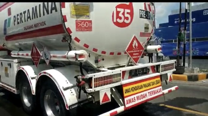 Mobil pengangkut BBM Pertamina di Pinrang.