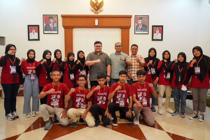 Momen Bupati Kediri Ngaku Ded-degan Saat Diwawancara Wartawan Sekolah