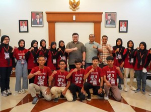 Momen Bupati Kediri Ngaku Ded-degan Saat Diwawancara Wartawan Sekolah