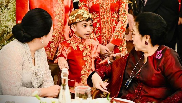 Momen Jan Ethes bercengkerama dengan Megawati di tasyakuran pernikahan Kaesang dan Erina, di Puro Mangkunegaran, Solo, Minggu (12/12/2022).