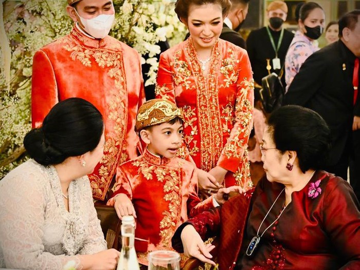 Momen Jan Ethes bercengkerama dengan Megawati di tasyakuran pernikahan Kaesang dan Erina, di Puro Mangkunegaran, Solo, Minggu (12/12/2022).