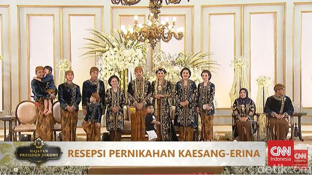 Momen keluarga Jokowi berfoto saat Tasyakuran Kaesang-Erina sesi siang