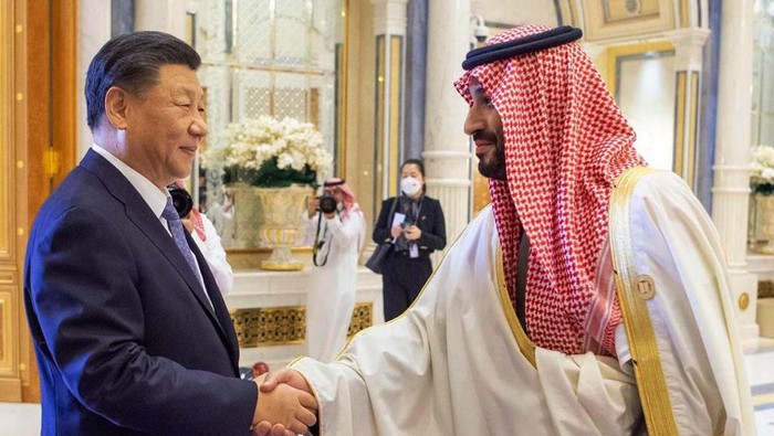 Momen Presiden China Xi Jinping Diapit Para Pemimpin Arab Presiden China Xi Jinping menghadiri KTT China-Arab di Riyadh, Jumat (9/12/2022) lalu. Xi Jinping sempat foto bersama para pemimpin Arab di sela-sela KTT.