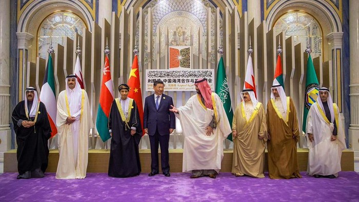 Momen Presiden China Xi Jinping Diapit Para Pemimpin Arab Presiden China Xi Jinping menghadiri KTT China-Arab di Riyadh, Jumat (9/12/2022) lalu. Xi Jinping sempat foto bersama para pemimpin Arab di sela-sela KTT.