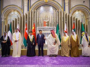 Momen Presiden China Xi Jinping Diapit Para Pemimpin Arab