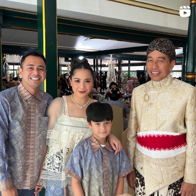 Nagita Slavina sendiri terlihat cantik mengenakan busana transparan berwarna putih yang dipadukan dengan kain batik yang senada dengan kemeja Raffi dan kedua anak mereka. Ketika sampai di sana, ketiganya pun tampak berfoto bersama Jokowi. Foto: Instagram/@raffinagita1717