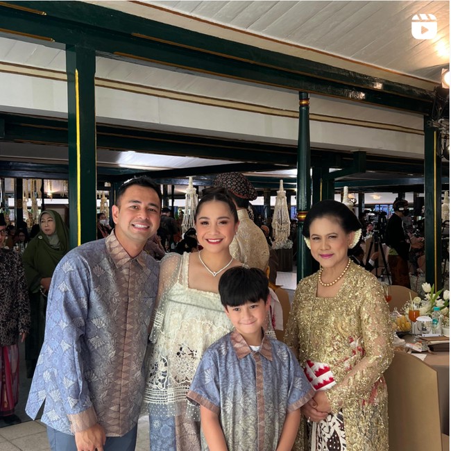 Tak hanya berfoto bersama Jokowi, keluarga Raffi Ahmad juga memamerkan foto kebersamaannnya dengan Iriana Jokowi. Momen tersebut kemudian diunggah ke akun Instagram pribadi milik Raffi Ahmad dan Nagita Slavina. Foto: Instagram/@raffinagita1717