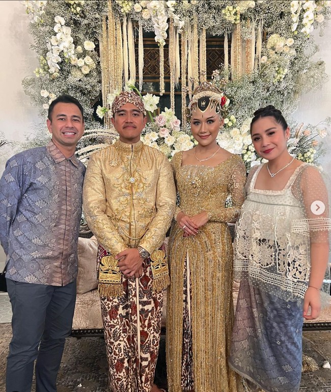 Biasa selalu banjir pujian, penampilan Nagita kali ini rupanya dinyinyir oleh netizen. Tak sedikit yang memberikan nyinyiran pada baju transparan yang dikenakan oleh Nagita karena dianggap terlalu terbuka. Salpok baju gigi...rasanya menghadap president dan orang2 penting baju kagigi kurang ka...nerawang...maaf, komentar salah seorang netizen. Foto: Instagram/@raffinagita1717