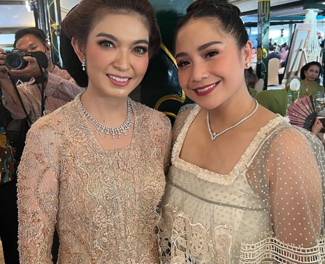 Begini potret Nagita berpose bersana kakak ipar Kaesang, Selvi Ananda. Dalam foto-foto yang dibagikan memang terlihat baju transparan yang dikenakan oleh Nagita itu membuat bahu dan lengannya jadi terekspos. Tanktop putih yang dikenakannya juga jadi jelas terlihat. Foto: Instagram/@raffinagita1717