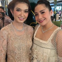 Begini potret Nagita berpose bersana kakak ipar Kaesang, Selvi Ananda. Dalam foto-foto yang dibagikan memang terlihat baju transparan yang dikenakan oleh Nagita itu membuat bahu dan lengannya jadi terekspos. Tanktop putih yang dikenakannya juga jadi jelas terlihat. Foto: Instagram/@raffinagita1717