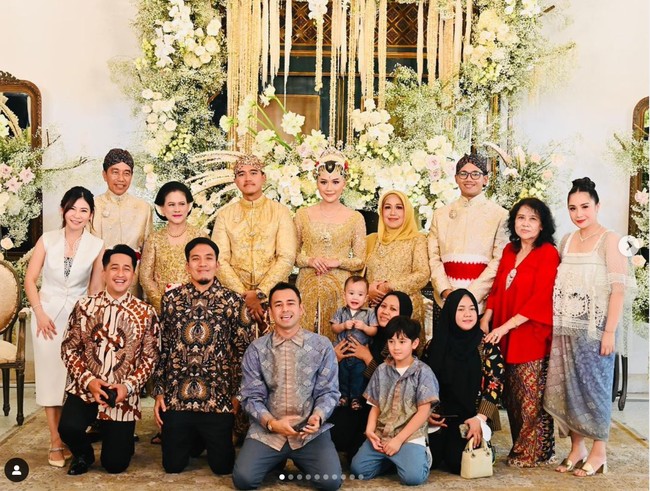 Untuk mempercantik penampilannya Nagita juga mengenakan aksesori berupa sepasang anting dan kalung, riasann natural serta lipstik berwarna merah. Sementara untuk rambutnya tampak rapih dan simpel dengan hanya dicepol ke atas. Foto: Instagram/@raffinagita1717