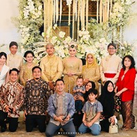 Untuk mempercantik penampilannya Nagita juga mengenakan aksesori berupa sepasang anting dan kalung, riasann natural serta lipstik berwarna merah. Sementara untuk rambutnya tampak rapih dan simpel dengan hanya dicepol ke atas. Foto: Instagram/@raffinagita1717