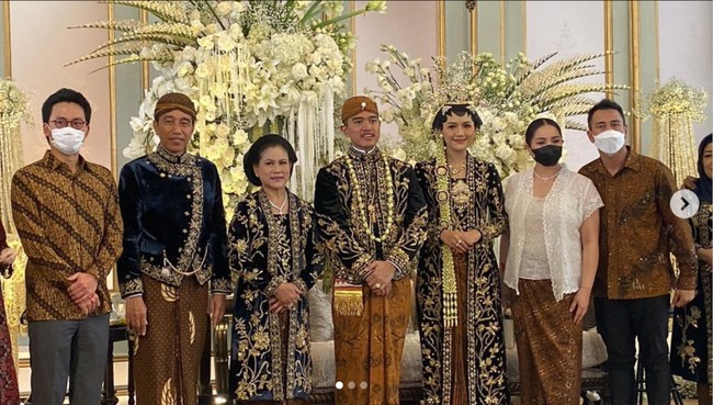 Dalam kesempatan berbeda Nagita Slavina tampil mengenakan kebaya modern lengan pendek berwarna putih. Ia kemudian memadukannya dengan kain berwarna coklat yang memiliki motif senada dengan kemeja lengan panjang yang dikenakan oleh Raffi Ahmad. Foto: Instagram/@raffinagita1717