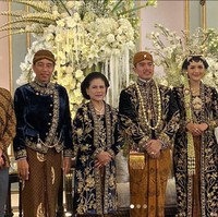 Dalam kesempatan berbeda Nagita Slavina tampil mengenakan kebaya modern lengan pendek berwarna putih. Ia kemudian memadukannya dengan kain berwarna coklat yang memiliki motif senada dengan kemeja lengan panjang yang dikenakan oleh Raffi Ahmad. Foto: Instagram/@raffinagita1717
