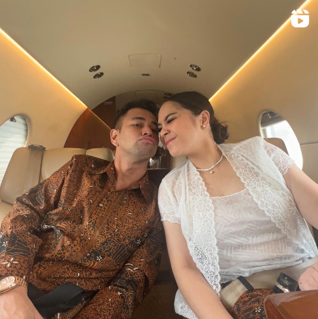 Diketahui Raffi Ahmad bersama Nagita Slavina dan kedua anaknya bertolak ke Yogyakarta menggunakan jet pribadi. Keduanya pun membagikan foto mereka saat berada di dalam jet pribadi. Foto: Instagram/@raffinagita1717