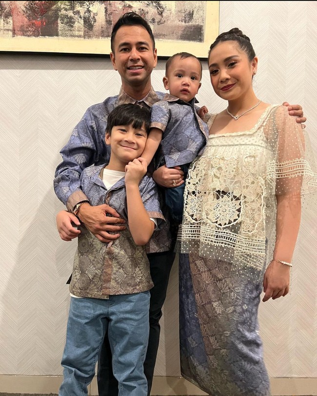 Nagita Slavina bersama sang suami, Raffi Ahmad dan kedua anaknya tampak ikut serta menghadiri acara pernikahan Kaesang Pangarep dan Erina Gudono pada 10 Desember 2022 di Yogyakarta. Raffi bersama kedua anak lelakinya terlihat kompak mengenakan kemeja batik bernuansa biru. Foto: Instagram/@raffinagita1717